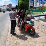 Tidak Menggunakan Helm Saat Berkendara Personel Satlantas Berikan Teguran Humanis.